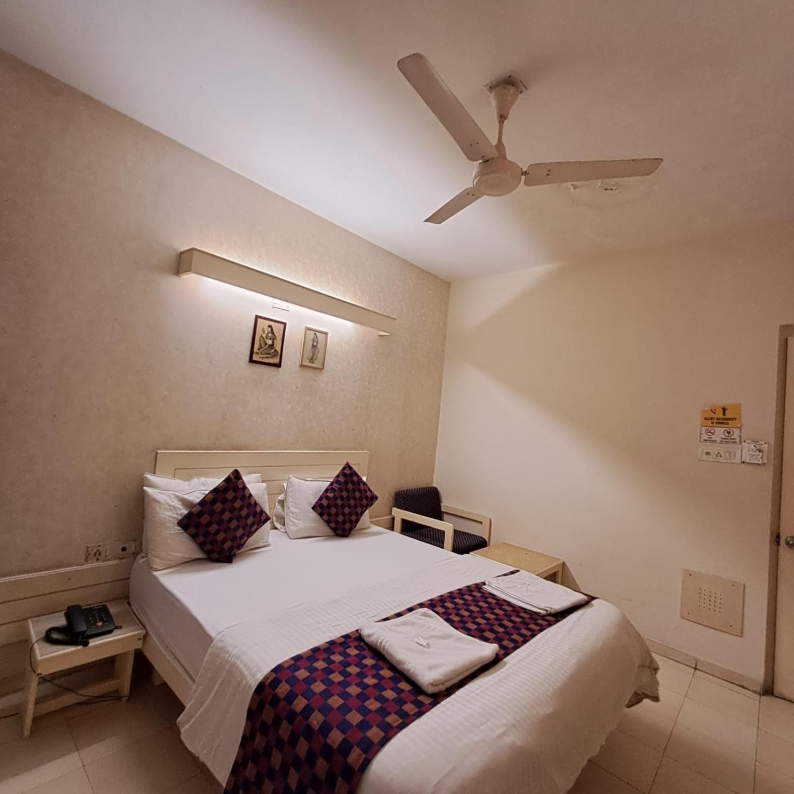 Hotel Tulsi Vadodara Buitenkant foto