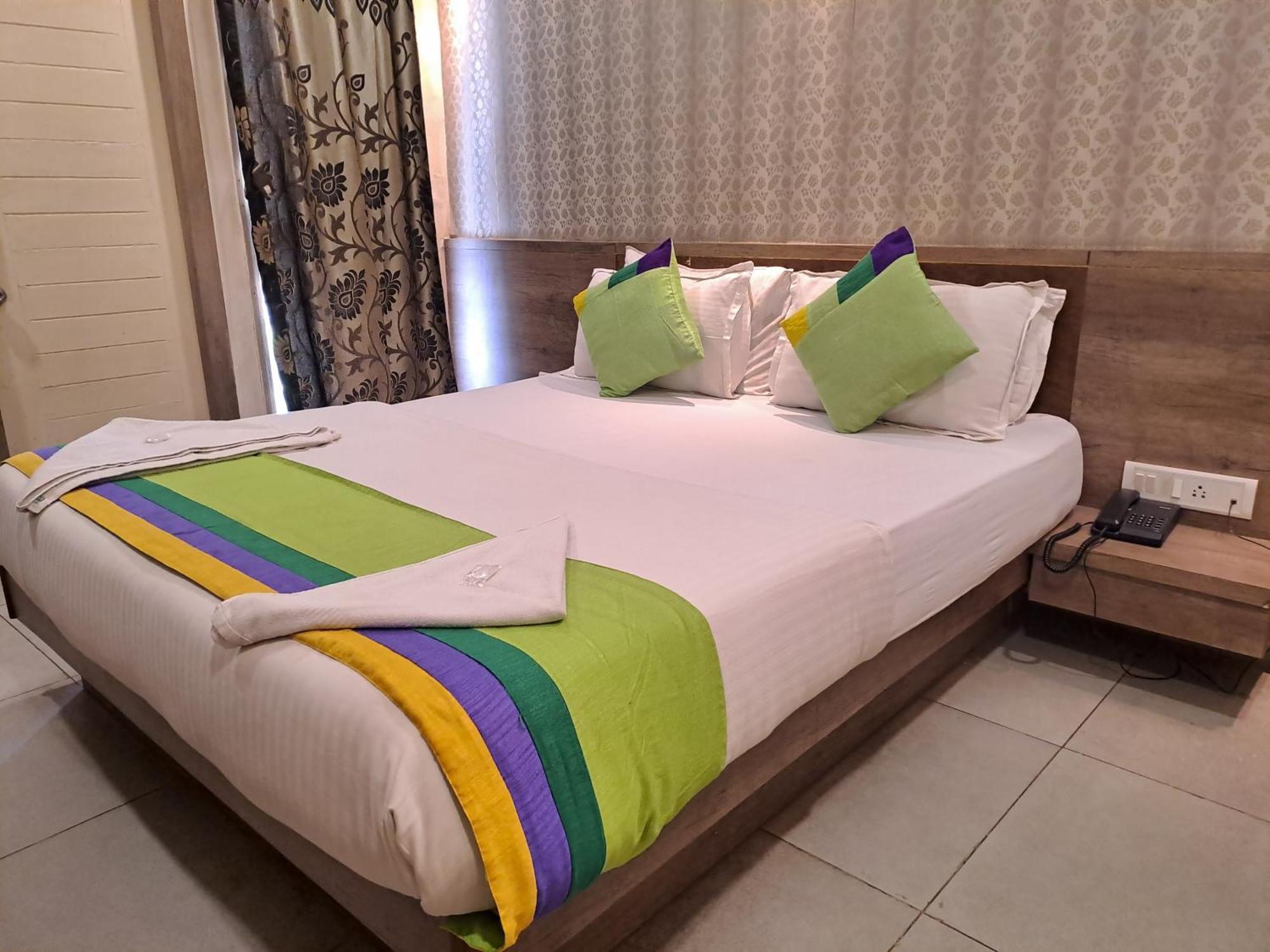 Hotel Tulsi Vadodara Buitenkant foto