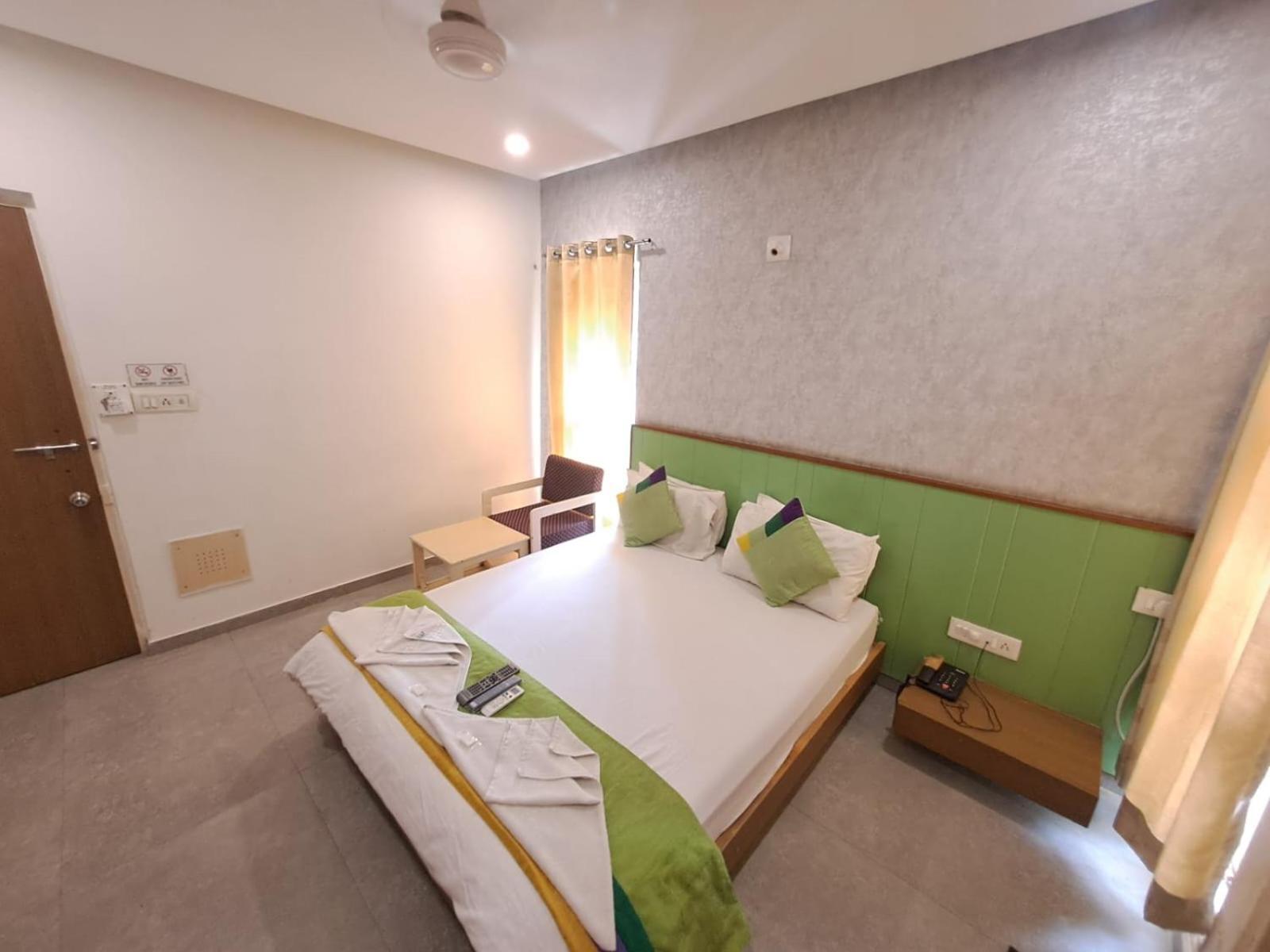 Hotel Tulsi Vadodara Buitenkant foto