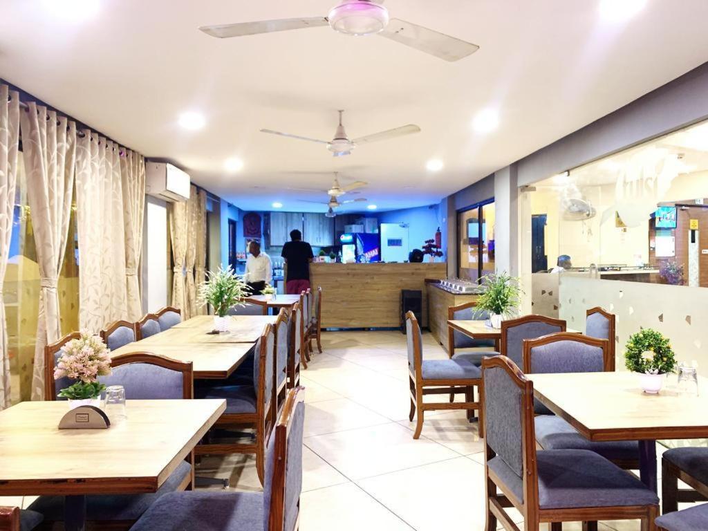 Hotel Tulsi Vadodara Buitenkant foto