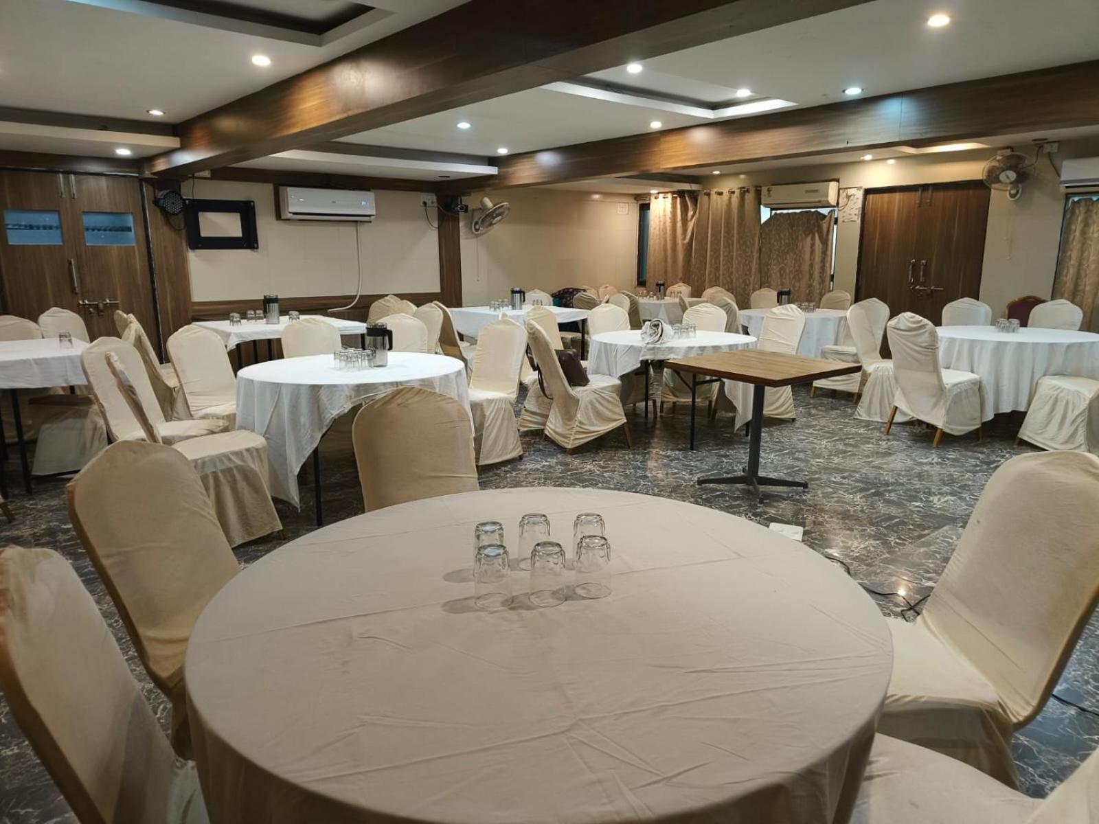 Hotel Tulsi Vadodara Buitenkant foto